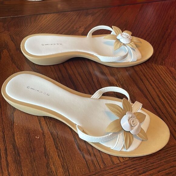 Olivor 3-D Floral Appliqué Slide Sandals Tan White - Picture 1 of 12